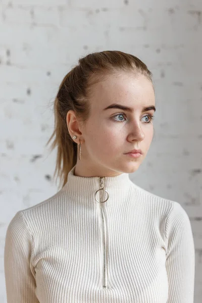 Close-up retrato de modelo adolescente pensativo com olhos azuis vestindo camisola branca — Fotografia de Stock