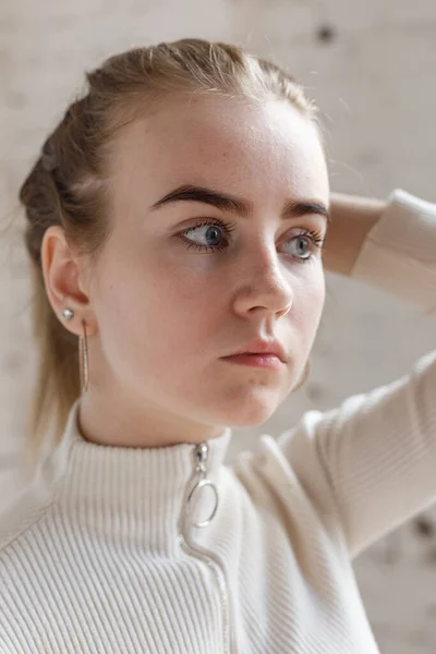 Close-up retrato de modelo adolescente pensativo com olhos azuis vestindo camisola branca — Fotografia de Stock