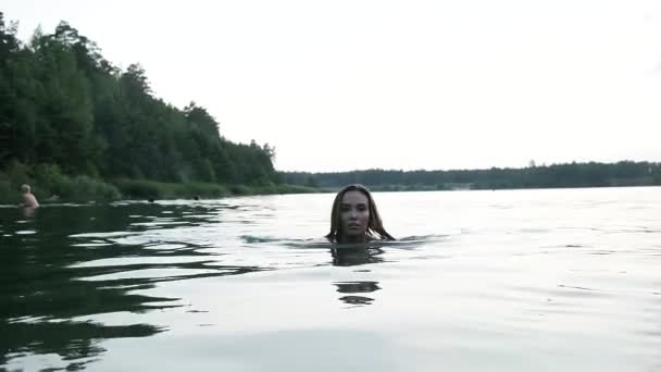 Fit štíhlý mokrý pěkný fena v bikinách chůze z vody po koupání v jezeře — Stock video