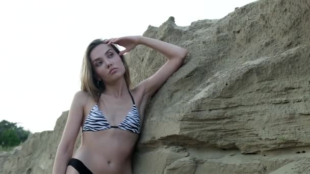 Sexy vestibilità seducente donna in bikini rilassante, prendere il sole da sola sulla spiaggia di sabbia — Video Stock