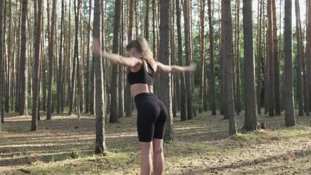 Flexible fit femme pratique le yoga, effectue surya namaskar à la forêt de pins ensoleillée — Video