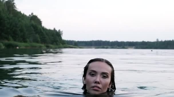 Primer plano en la cara de joven atractiva relajado asiático mujer nadando en estanque o lago — Vídeo de stock