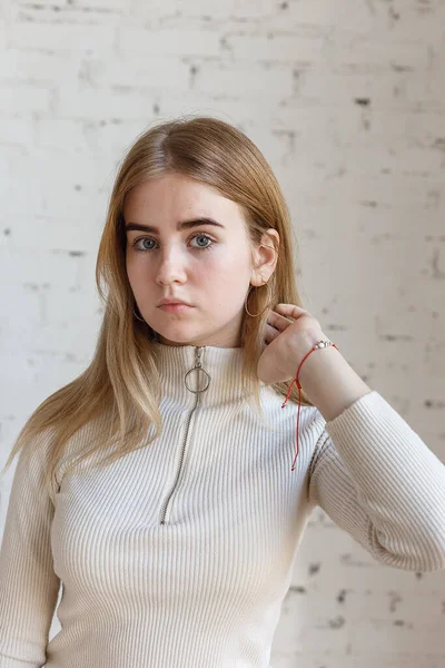 Primer plano retrato de modelo adolescente reflexivo con ojos azules usando suéter blanco — Foto de Stock