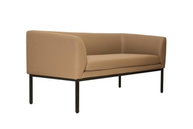 Katı bir tarzı olan bej renkli deri kanepe beyaz arka planda, kenar manzaralı.