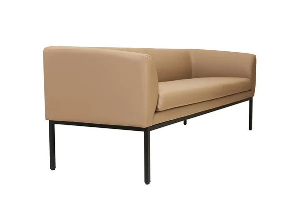 Beige läder ofice soffa i strikt stil isolerad på vit bakgrund, sidovy — Stockfoto