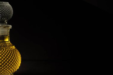 Zeytinyağı makrosu olan bir şişe yakın çekim, seçici odaklanma