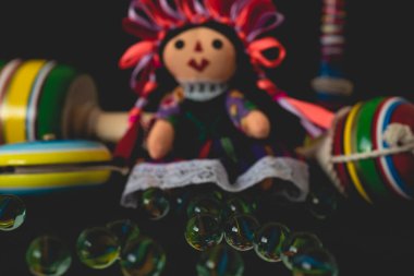 Mermer Geleneksel Meksika küresel renkli oyuncaklar seçici odaklanma