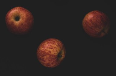 Siyah arka planda kırmızı elmaların profesyonel portresi, Fuji