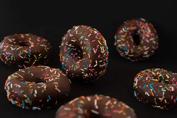 Delicious Chocolate Donuts Mit Bunten Streuseln Selektiver Fokus — Stockfoto