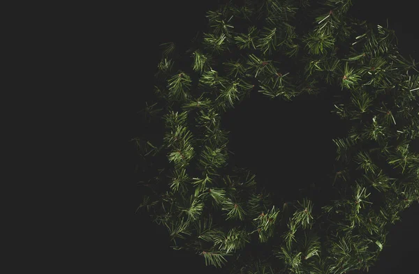 黒の背景に新しいクリスマスの花輪 — ストック写真