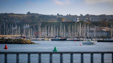 Dublin 'deki Marina nasıl, öğleden sonra bulutlu manzara.