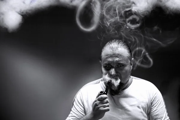 Muž s dýmkou tabáku — Stock fotografie