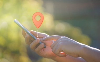 Man Hand Kırmızı Pin Noktalı Akıllı Telefon Kullanıyor GPS Navigator Simgesi                  