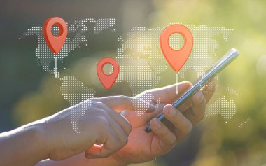 Man Hand Kırmızı Pin Point Dünya Haritası GPS Navigator Simgesi ile Akıllı Telefon Kullanıyor                                