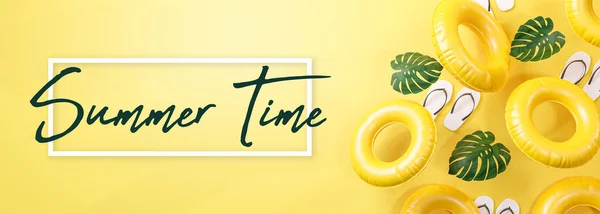 Summer Time Banner Κίτρινο Φόντο Flip Flops Φύλλα Και Φουσκωτό — Φωτογραφία Αρχείου