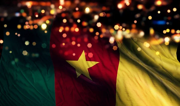 Vlag van Kameroen licht nacht bokeh abstracte achtergrond — Stockfoto