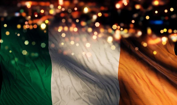 Írország nemzeti lobogó fény éjszaka bokeh absztrakt háttér — Stock Fotó