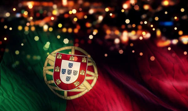 Національний прапор Португалії світло вночі Боке абстрактним фоном — стокове фото