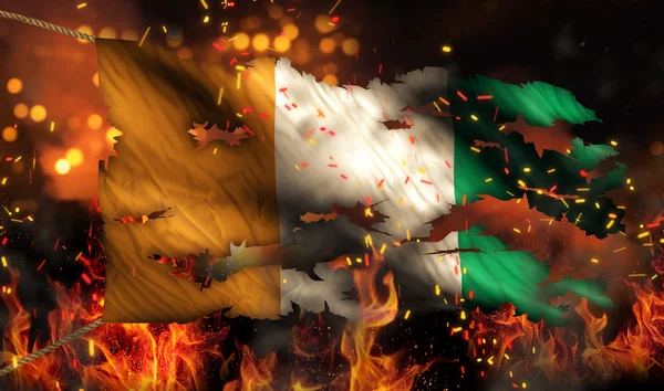 Cote D 'Ivoire Queimando Fogo Bandeira Guerra Conflito Noite 3D — Fotografia de Stock