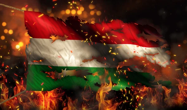 Hungria Queimando fogo Bandeira Guerra Conflito Noite 3D — Fotografia de Stock