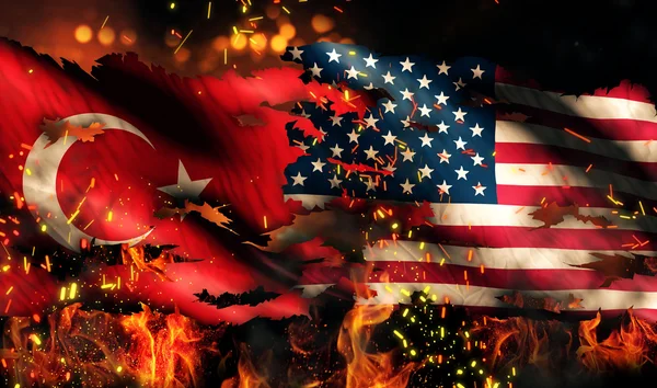 Turcja usa bandery rozdartym wojną ogień międzynarodowy konflikt 3d — Zdjęcie stockowe