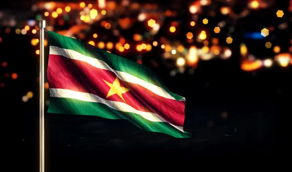 Suriname Nationalflagge Stadt Licht Nacht Bokeh Hintergrund 3d — Stockfoto