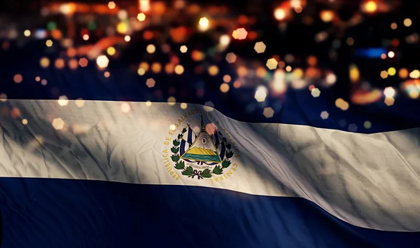 El Salvador zászlaja világos éjszaka Bokeh absztrakt háttér — Stock Fotó