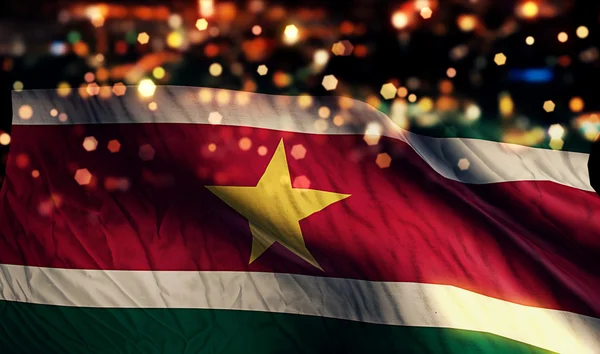 Suriname Nationalflagge Licht Nacht Bokeh abstrakten Hintergrund — Stockfoto