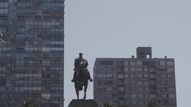 Jose Artigas standbeeld in Montevideo — Stockvideo