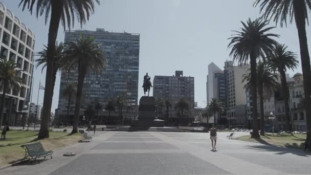 Plaza Independencia con estatua de José Artigas en Montevideo — Vídeos de Stock