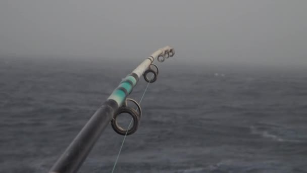 Oceano pesca em tempo nebuloso — Vídeo de Stock