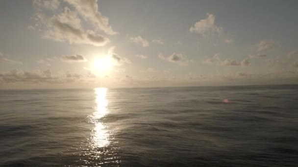 Widok na zachód słońca w oceanie — Wideo stockowe