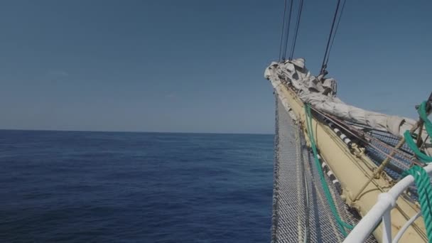 Kleine oceaan golven uitzicht vanaf zeilen schip — Stockvideo