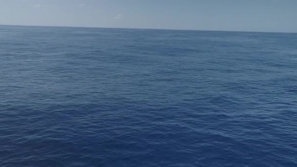 Pequeñas olas del océano vista desde el barco — Vídeos de Stock