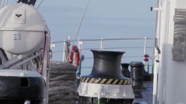 Gemi okyanustaki dalgaları sallıyor.