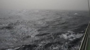 Atlantik okyanusunda sisli, karanlık okyanus dalgaları