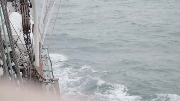 Atlantik okyanusunda hareket eden yelkenli gemi. — Stok video