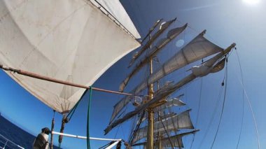 Yelkenlileri bir yelkenliyle götürmenin zamanı.