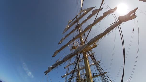 Imagini cu marinari care urcă spre catargul unei nave cu vele — Videoclip de stoc