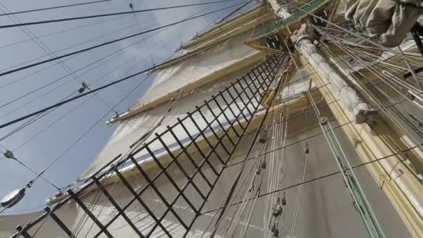 Mast met zeilen en lijkwaden op oud zeilschip — Stockvideo