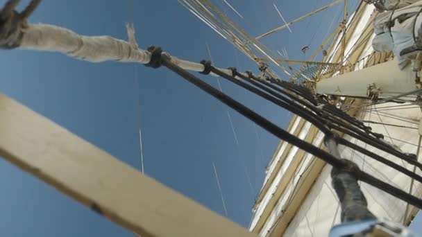 Mast met zeilen en lijkwaden op oud zeilschip — Stockvideo