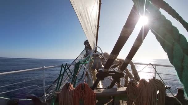 Ηλιόλουστη θέα στον ωκεανό από το τόξο του ιστιοφόρου — Αρχείο Βίντεο