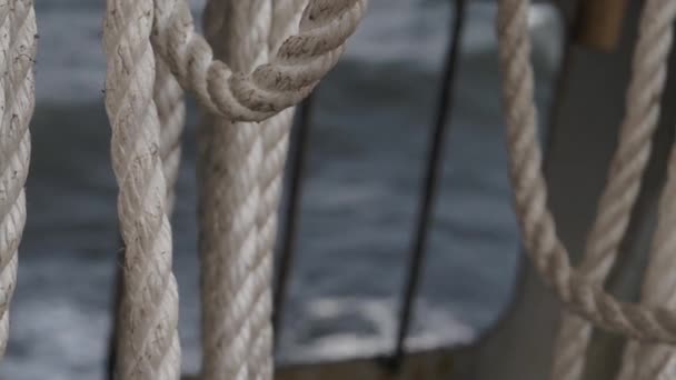Брудні мотузки на палубі вітрильного корабля — стокове відео