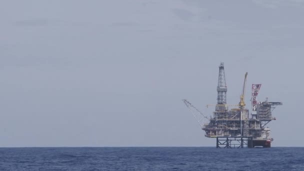 Oil platform in the ocean on daytime — Stock Video