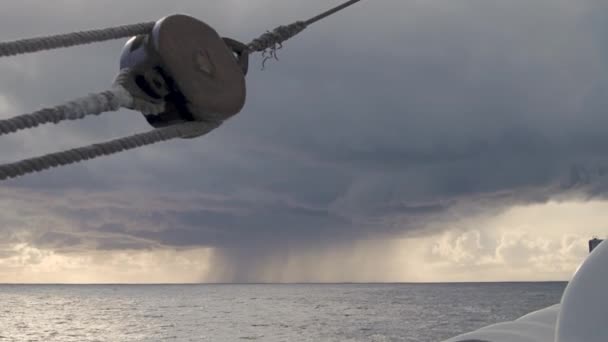 Açık okyanusta gündüz vakti sağanak yağmur bulutu — Stok video