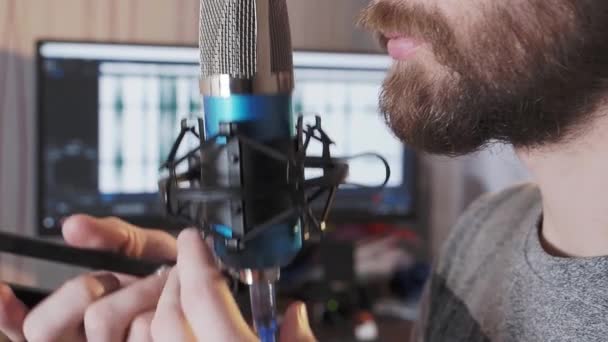 Man preparing for recording voice for podcast. Waveform in the background — Stok video