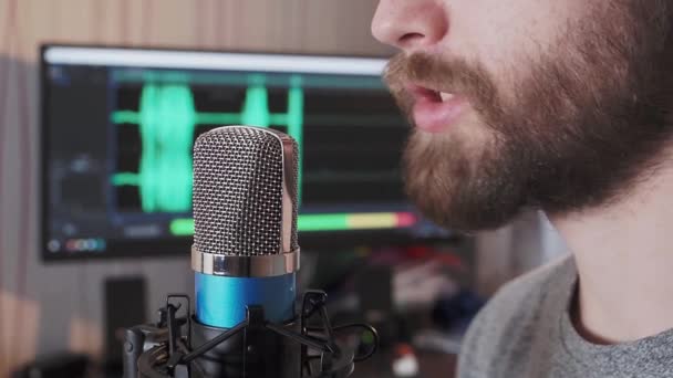 Man recording voice. Microphone with waveform in the background — Stock Video