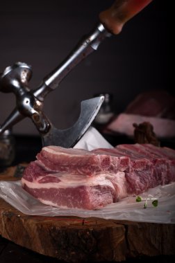 Ahşap bir masa üzerinde ham kaburga