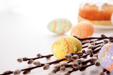 Paskalya yumurtaları dallar üzerinde