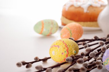 Paskalya yumurtaları dallar üzerinde